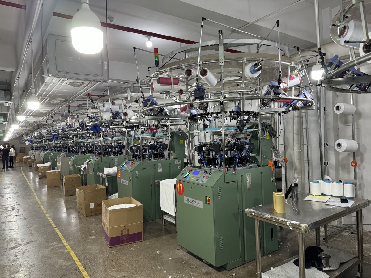 Seamless knitting machines